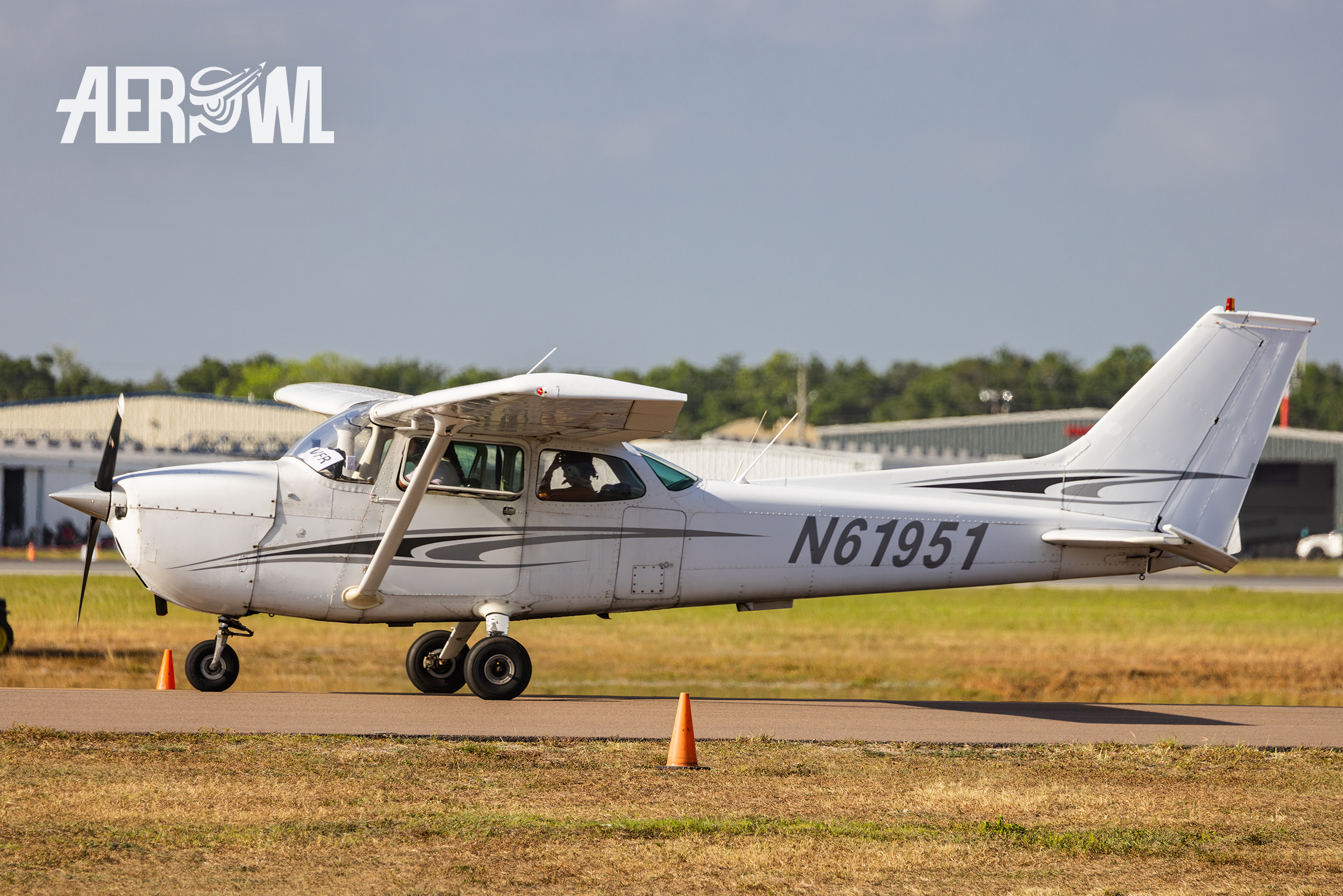 A real classic. This white Cessna 172 Skyhawk taxiing towards the rundeway in Lakeland during the Sun´n Fun 2025 in Florida.