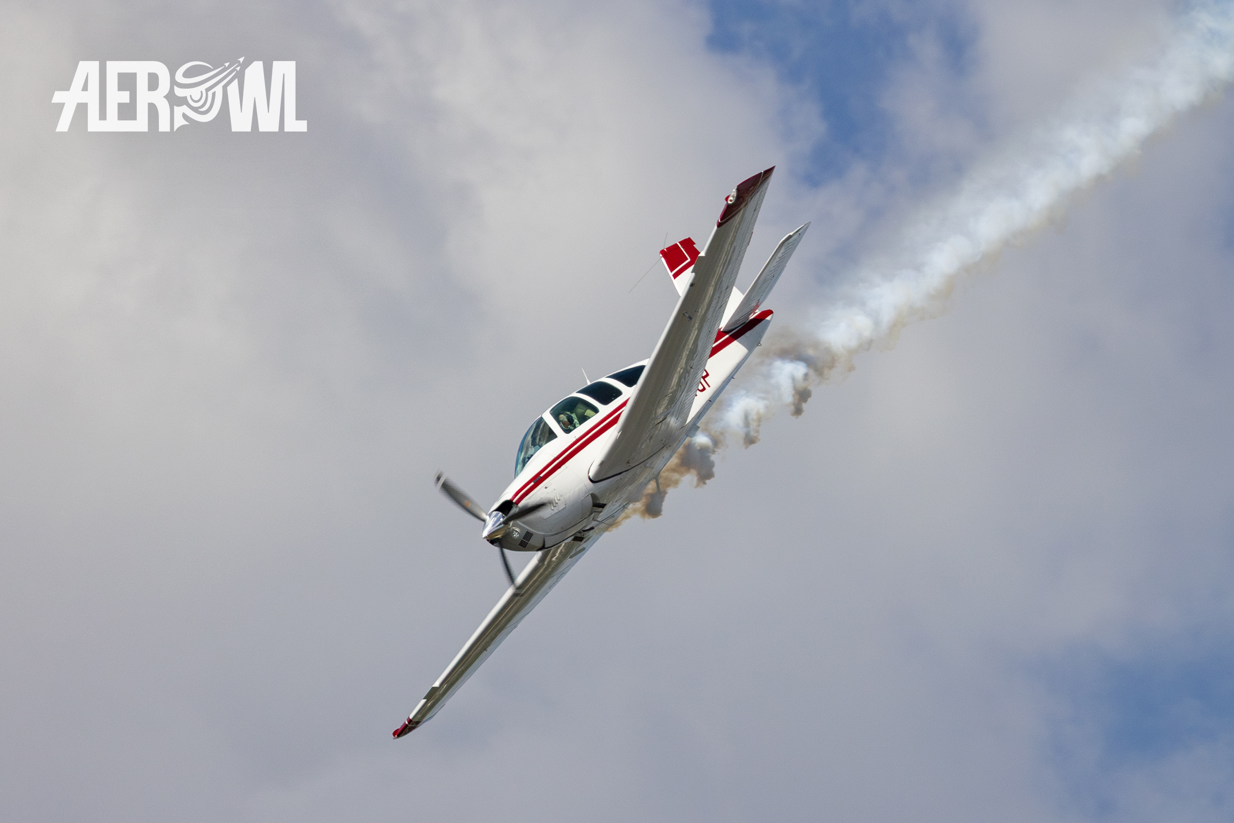 Pilot Jim Peitz diving spectacular in his civil looking Beechcraft F33C Bonanza at the Sun´n Fun 2025 in Lakeland, Florida.