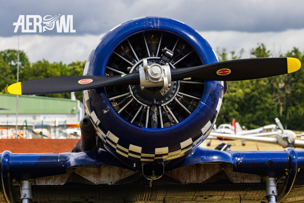 The large propeller of the 1953 Canadian Car and a Founry Harvard Mk IV “D – FSIX” at the Bienenfarm in Brandenburg as part of the “Stearman & Friends 2026” event.
