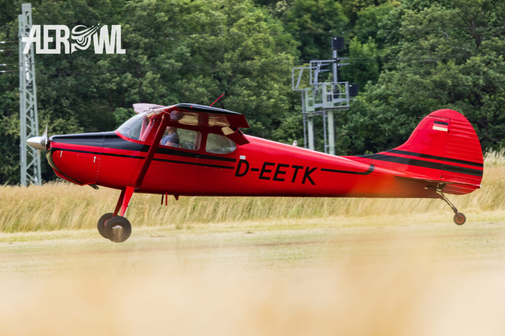 A red Cessna 170B “D-EETK" during the landing at the Bienenfarm in Brandenburg as part of the “Stearman & Friends 2026” event.