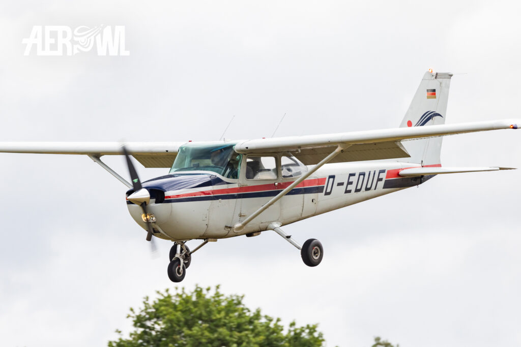A Cessna 172 N Skyhawk with the registration number “D-EDUF” approaching the runway at the Bienenfarm in Brandenburg during the “Stearman & Friends 2026” event.