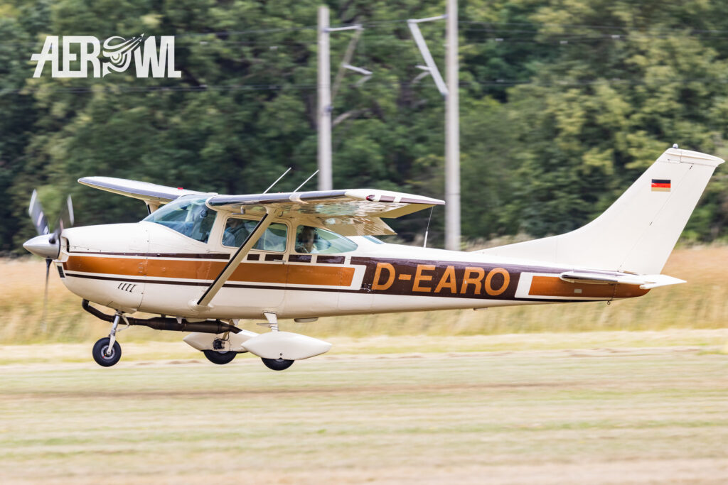 A Cessna 182N Skylane "D-EARO" lands during the “Stearman & Friends 2026” event at the Bienenfarm in Brandenburg.
