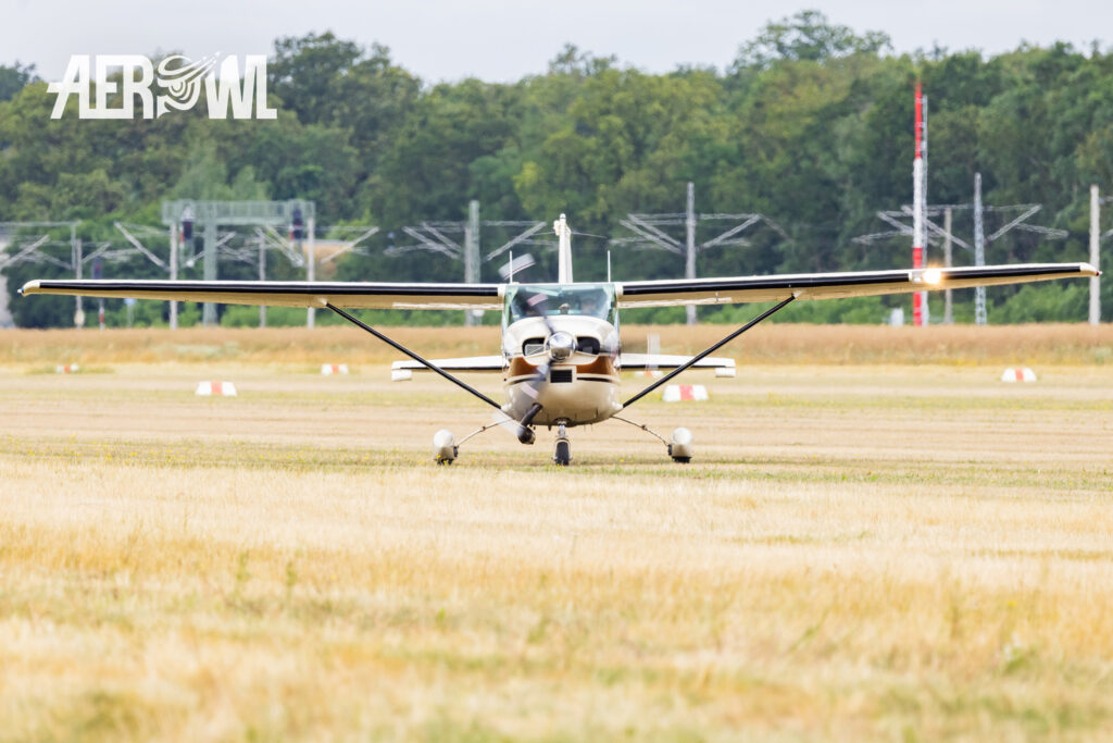 A Cessna 182N Skylane "D-EARO" taxis after landing on the Bienenfarm in Brandenburg during the “Stearman & Friends 2026” event.