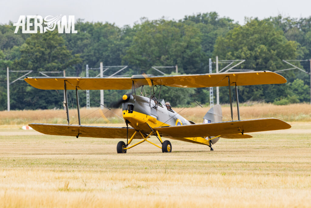 A De Havilland DH-82A Tiger Moth II taxis at the “Stearman & Friends 2026” event at the Bienenfarm in Brandenburg.