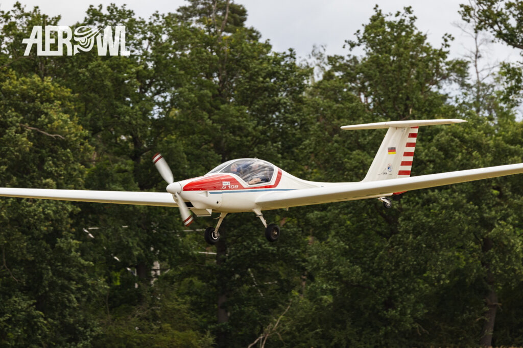 A rare Grob G109 “D-KOCC” moments before landing at the Bienenfarm in Brandenburg as part of the “Stearman & Friends 2026” event.
