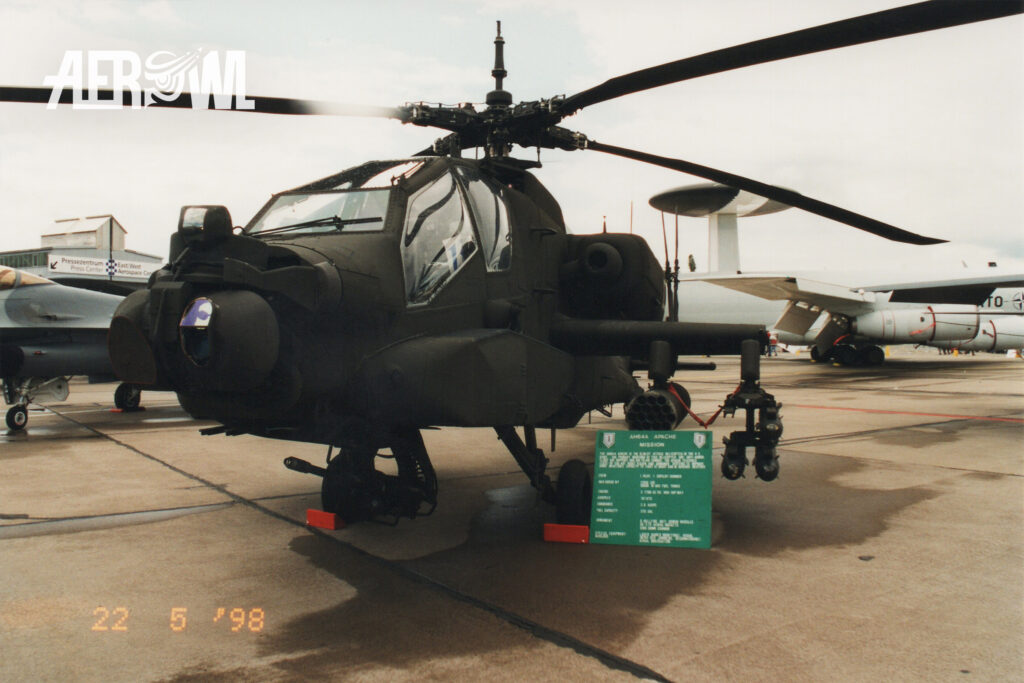 ILA 1998 in Berlin-Schönefeld, featuring an AH-64A Apache on static display.