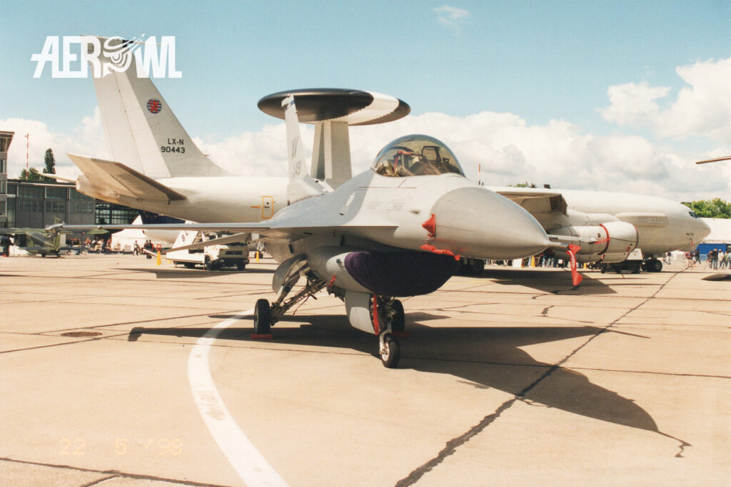 A General Dynamics F-16C Fighting Falcon of the U.S. Air Force during ILA 1998 in Berlin-Schönefeld.