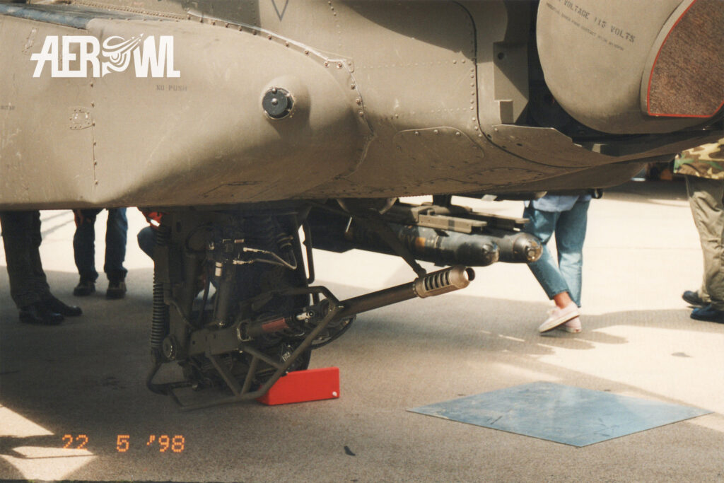 An M230 chain gun mounted beneath an AH-64A Apache on static display at ILA 1998 in Berlin-Schönefeld.