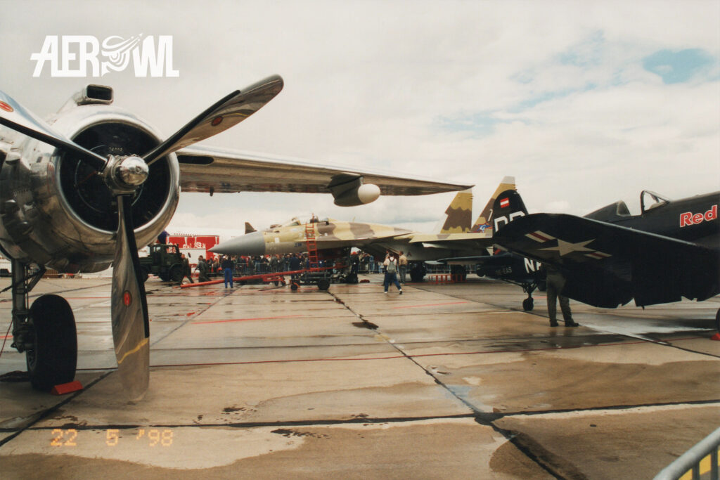 Visitors at ILA 1998 in Berlin-Schönefeld take a close look at the parked Su-37 "Terminator".